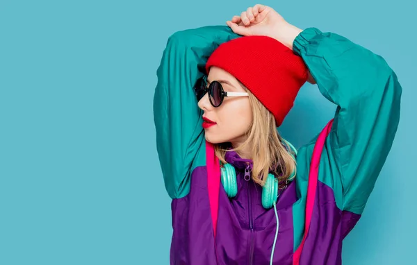 Mujer en sombrero rojo, gafas de sol y traje de los años 90 con auriculares —  Fotos de Stock