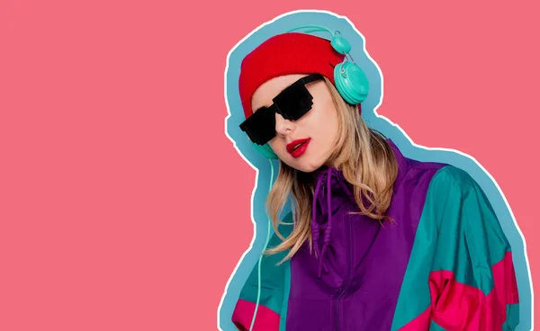 Femme en chapeau rouge, lunettes de soleil et costume des années 90 avec écouteurs — Photo