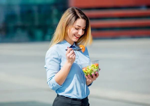 Jovem mulher de negócios com caixa de almoço de salada ao ar livre — Fotografia de Stock