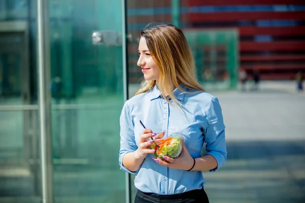 Joven mujer de negocios con lonchera de ensalada al aire libre —  Fotos de Stock