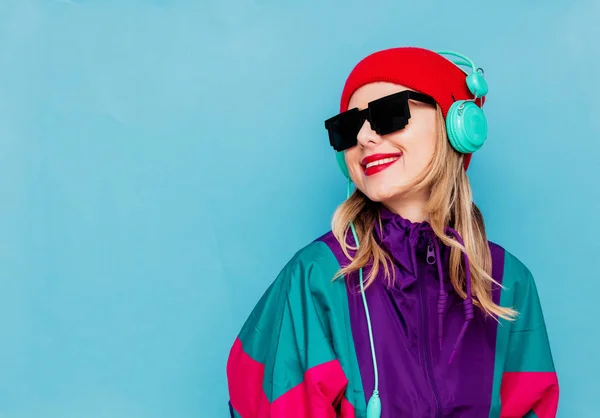 Vrouw in rode hoed, zonnebril en pak van de jaren 90 met koptelefoon — Stockfoto