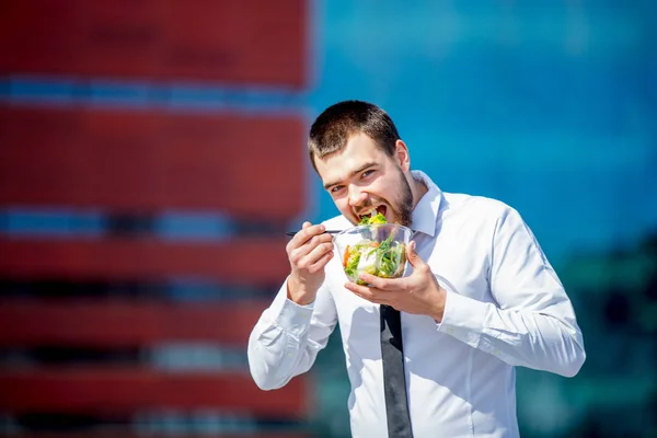 Giovane uomo d'affari in camicia e cravatta con scatola pranzo insalata — Foto Stock