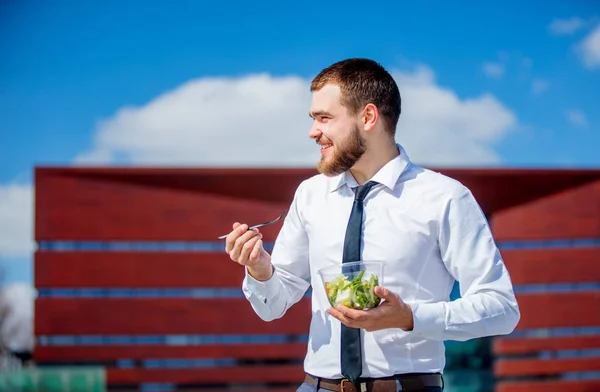 Joven hombre de negocios en camisa y corbata con lonchera de ensalada — Foto de Stock