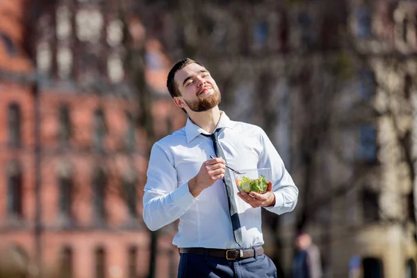 Joven hombre de negocios en camisa y corbata con lonchera de ensalada — Foto de Stock