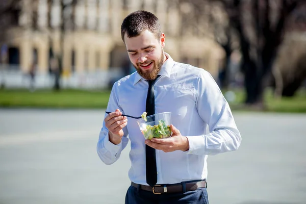 Joven hombre de negocios en camisa y corbata con lonchera de ensalada — Foto de Stock