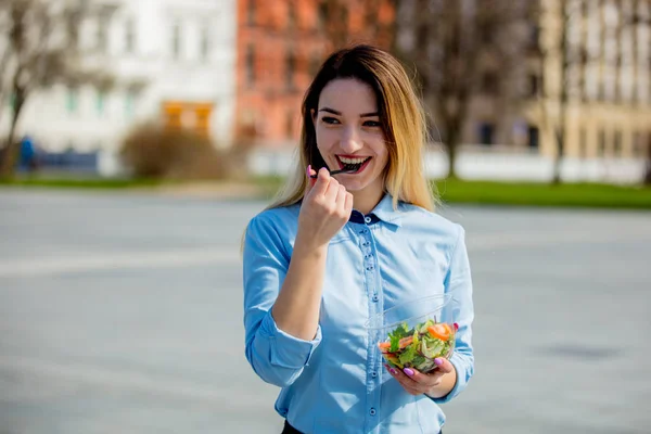 Jovem mulher de negócios com caixa de almoço de salada ao ar livre — Fotografia de Stock