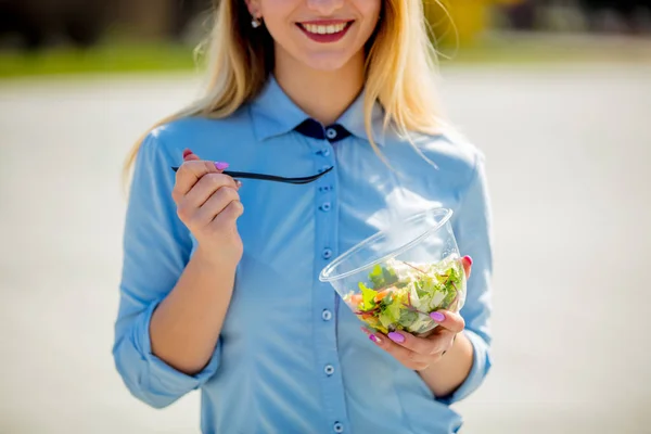 Joven mujer de negocios con lonchera de ensalada al aire libre —  Fotos de Stock