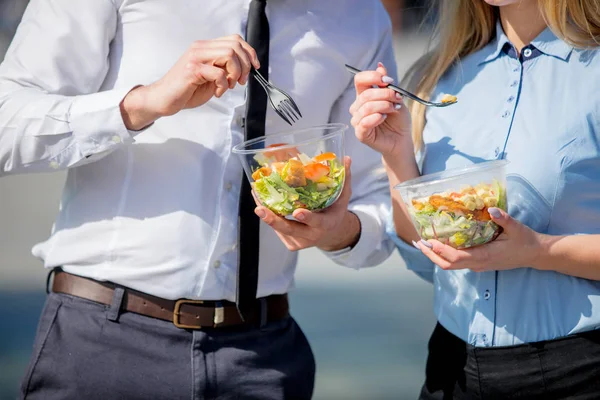 Ung affärskvinna och affärsman äta tillsammans sallad — Stockfoto