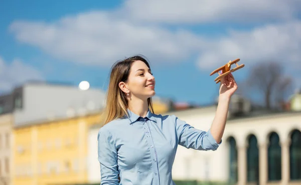 年轻的女商人与玩具木制飞机 — 图库照片