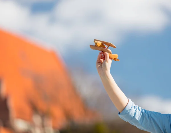 Молодая деловая женщина с игрушечным деревянным самолетом — стоковое фото
