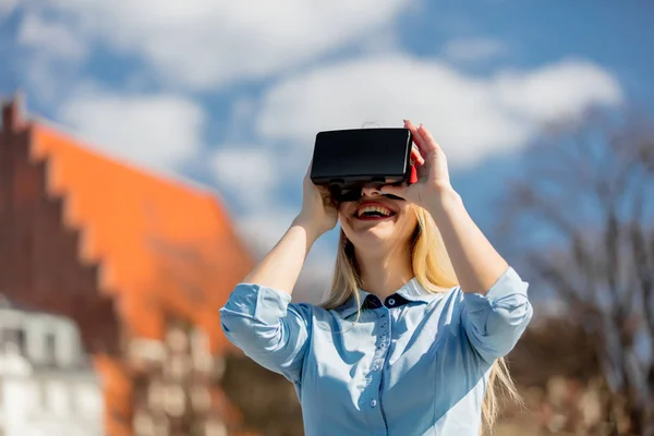 Joven mujer de negocios con gafas VR —  Fotos de Stock