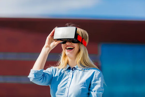 Jonge zakenvrouw met een Vr bril — Stockfoto