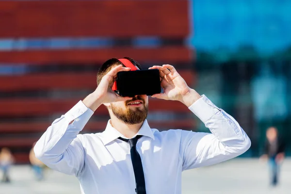 Jonge zakenman met een Vr bril — Stockfoto