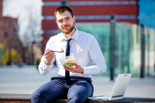Businessman in shirt and tie with salad lunch box — Stock Photo, Image