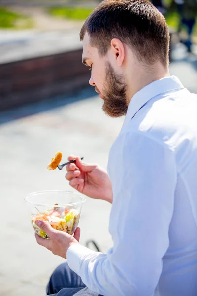 Biznesmen w koszulę i krawat z Sałatka lunch box — Zdjęcie stockowe