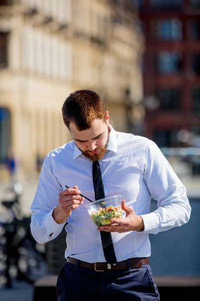 Hombre de negocios con camisa y corbata con lonchera de ensalada — Foto de Stock