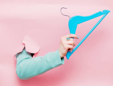 El Askı ile klasik mavi ceketli 