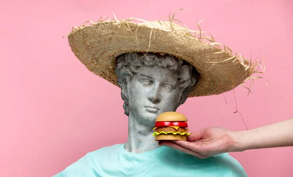 Busto Antiguo Macho Sombrero Con Hamburguesa Sobre Fondo Rosa Listo —  Fotos de Stock