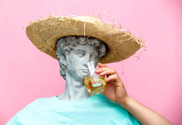 Busto Antico Maschio Cappello Con Bicchiere Whisky Sfondo Rosa Pronti — Foto Stock