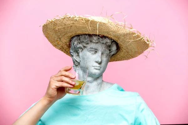 Busto Antico Maschio Cappello Con Bicchiere Whisky Sfondo Rosa Pronti — Foto Stock