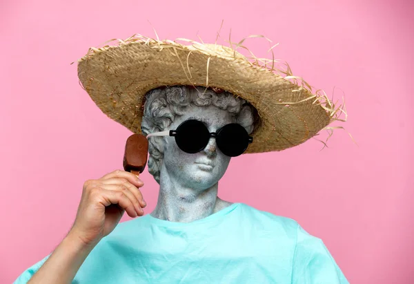 Busto Antiguo Macho Sombrero Con Helado Sobre Fondo Rosa Listo — Foto de Stock