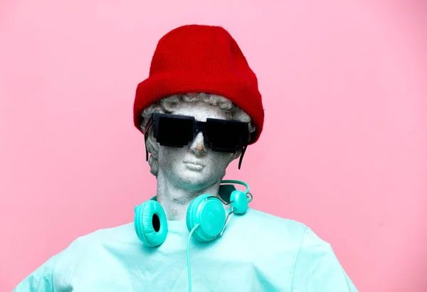 Busto Antiguo Hombre Sombrero Con Auriculares Gafas Sol Sobre Fondo —  Fotos de Stock