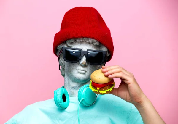 Busto Antico Maschio Cappello Occhiali Sole Con Hamburger Sfondo Rosa — Foto Stock