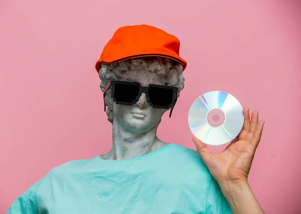 Busto Antiguo Hombre Gorra Con Gafas Sol Sobre Fondo Rosa —  Fotos de Stock