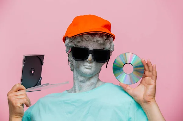 Busto Antiguo Hombre Gorra Con Gafas Sol Sobre Fondo Rosa —  Fotos de Stock