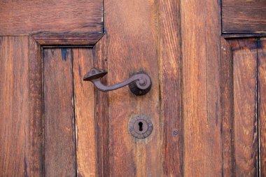 bir kalenin eski ahşap kapı kolu