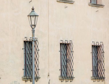 Bir gün sokak lambası ve eski binanın pencereleri 
