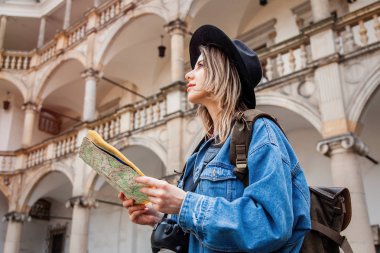 Genç kadın, eski kale kamera ile profesyonel fotoğrafçı