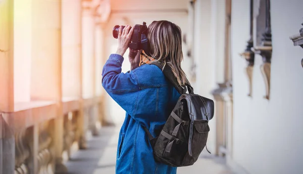 Ung kvinna, professionell fotograf med kamera i gammalt slott — Stockfoto