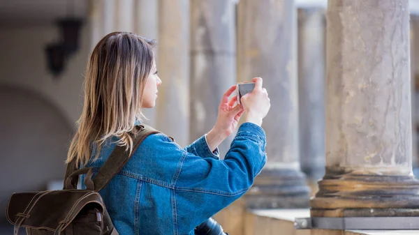 Młoda kobieta, profesjonalny fotograf z kamerą w starym zamku — Zdjęcie stockowe