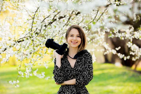 Flicka med professionell foto kamera gör bilder av en Blom — Stockfoto