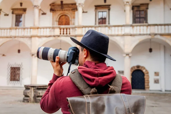 Man med yrke kamera och hatt med ryggsäck — Stockfoto