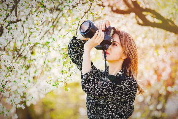 Dziewczyna z profesjonalnym aparatem fotograficznym robienia zdjęć z kwiaciarniehortensjenaturawszystkopodestynicearoślinytłamoja — Zdjęcie stockowe