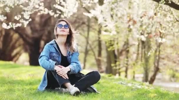 Chica Joven Con Gafas Sol Permanecer Cerca Árbol Con Flores — Vídeo de stock