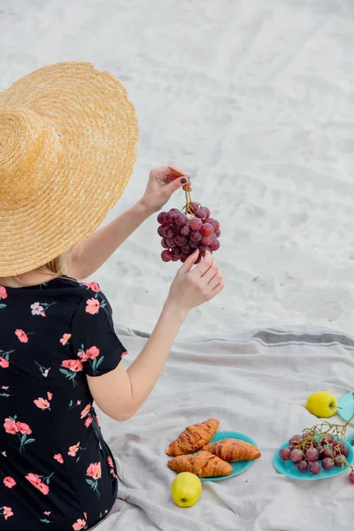 Meisje zittend op nestje en houd een appel in een hand. — Stockfoto