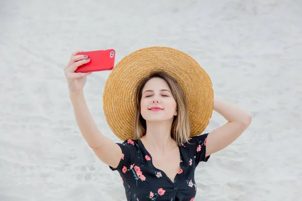 Красивая женщина в шляпе с мобильного телефона сделать селфи на — стоковое фото