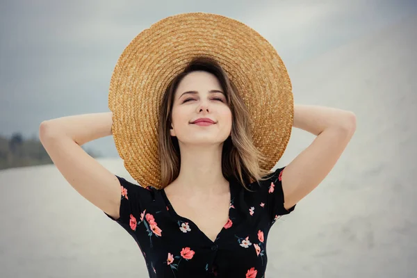Молодая женщина в шляпе на пляже . — стоковое фото