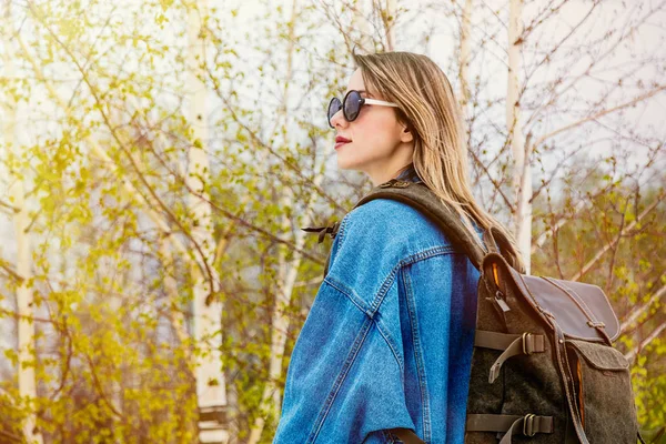 Reizen meisje met rugzak in de buurt van bos in lente tijd. — Stockfoto