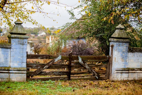 Vista sobre velha hounse na aldeia de East Eaurope — Fotografia de Stock