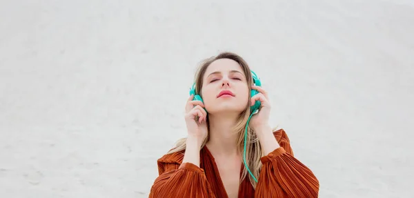 Jovem mulher na blusa cor Borgonha com fones de ouvido — Fotografia de Stock