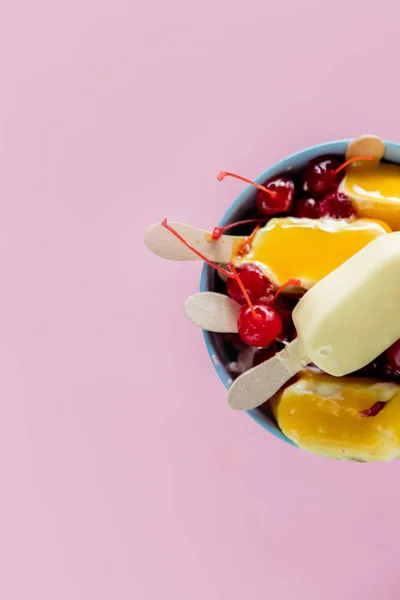 Lemon and chocolate ice lollys with raspberries and cherrys — Stock Photo, Image