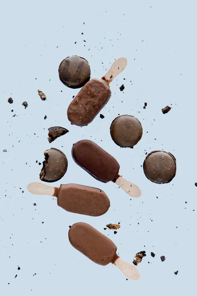 Chocolate hielo lolly y macrones franceses sobre fondo blanco — Foto de Stock