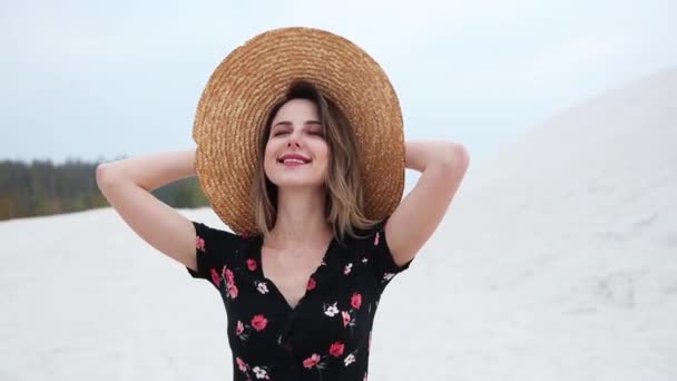 Μια Νεαρή Γυναίκα Καπέλο Στην Παραλία Θερινή Εποχή — Αρχείο Βίντεο