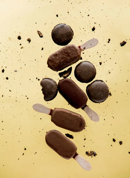 Chocolate ice lollys and french macrons — Stock Photo, Image