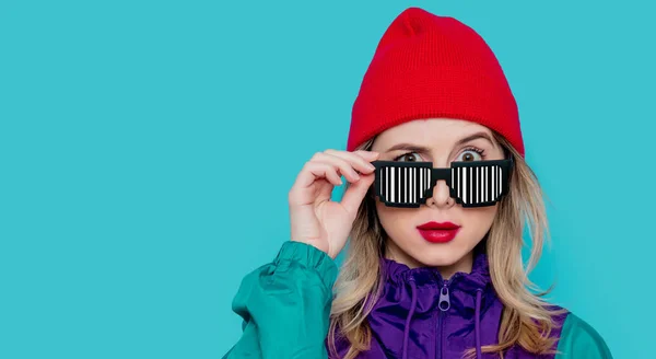 Mujer en sombrero rojo, gafas de sol y traje de los años 90 — Foto de Stock