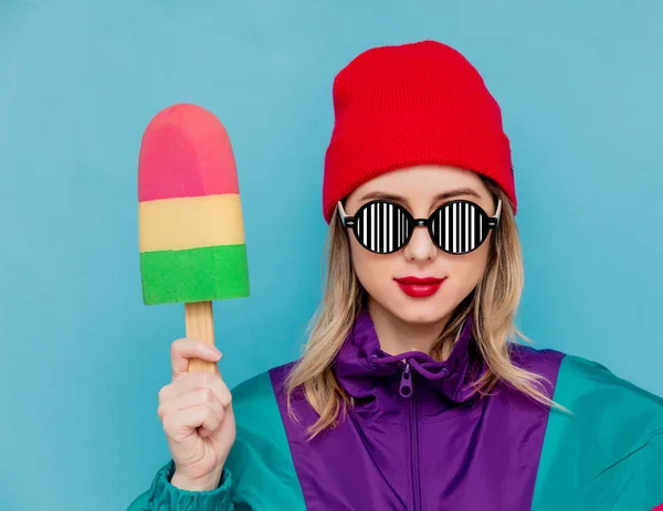 Mulher de chapéu vermelho, óculos de sol e terno dos anos 90 com sorvete de brinquedo — Fotografia de Stock